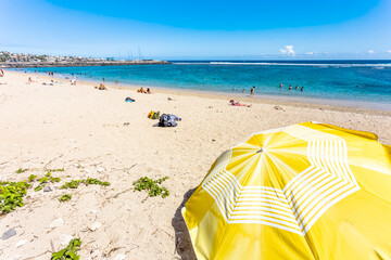 Parasol jaune sur plage de saint-pierre, île de la Réunion 