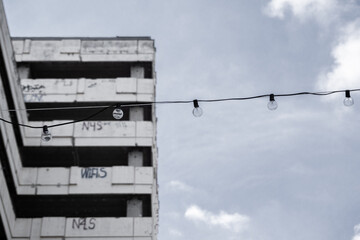 Lichterkette vor einem verlassenen Block