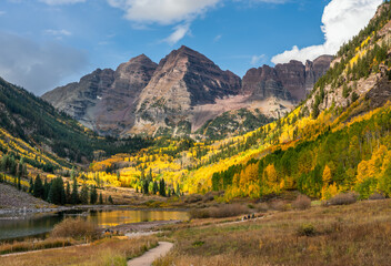 Fototapeta na wymiar Autumn colors at Maroon Bells Scenic Area - near Aspen, Colorado - Maroon Lake
