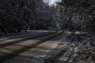 Obraz premium Highway in the winter forest.