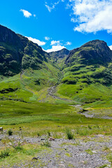 Fototapeta na wymiar Ausblick in das Tal Glen Coe in den Schottischen Highlands mit Bergen, Wanderwegen und Wasserfällen, Glencoe, Argyll, Schottland