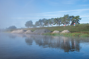 morgens am fluss oder in brandenburg in deutschland