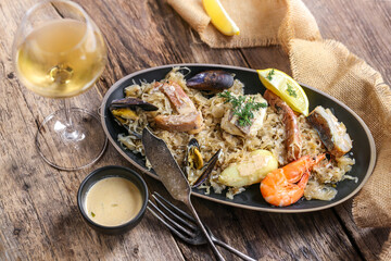 choucroute de la mer sur table en bois