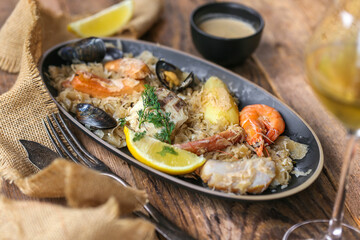 choucroute de la mer sur table en bois