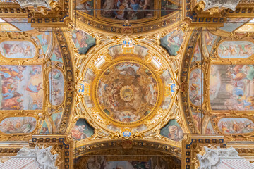 Fototapeta na wymiar Voute à l'intérieur de la Basilique Santissima Annunziata del Vastato à Gênes en Italie.