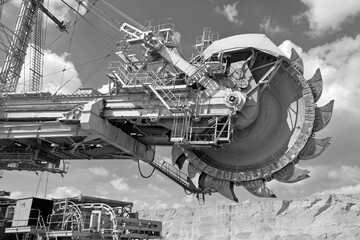 Surface mining cutting machine