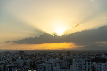 Hermoso cielo atardecer sobre las nubes con luz dramática.