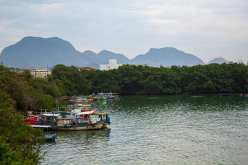 Fototapeta na wymiar barcos e montanha e o Rio Guarapari Guarapari região metropolitana de Vitória, Espirito Santo, Brasil