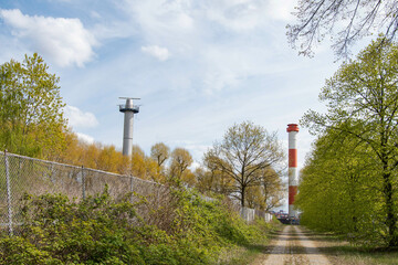 Obraz premium Weg zum Radarturm und Leuchtturm Oberfeuer Bubendey-Ufer