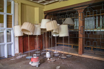 Eine Ansammlung von alten Stehlampen im Gebirgshotel Altenau