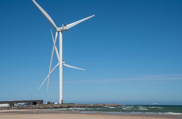 Windräder am Strand an der Nordsee 
