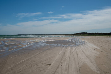 Autospuren am Strand an der Nordsee in D&auml;nemark
