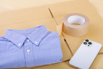 衣類と段ボール箱とガムテープ