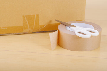 段ボール箱とガムテープ
