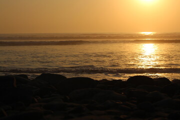 Hermoso atardecer en la playa.