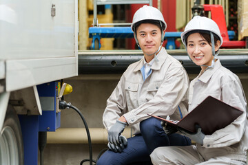 車を充電する整備士