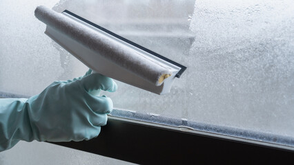 冬の窓の結露｜ワイパーで拭き取る