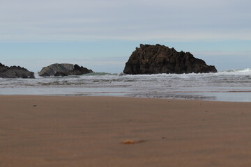 Las rocas vistas desde la playa.