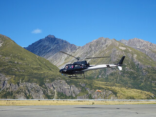 Fototapeta na wymiar Hélicoptère au décollage en Nouvelle Zélande