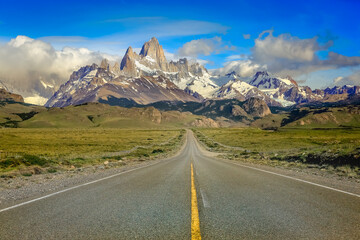Fototapeta premium Highway Road to El Chalten, Fitz Roy, Patagonia Argentina, Los Glaciares