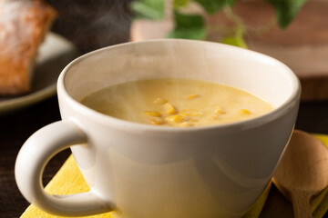 ほんわか湯気が立つ、温かいコーンポタージュスープ