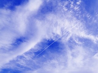 飛行機雲と青空と雲