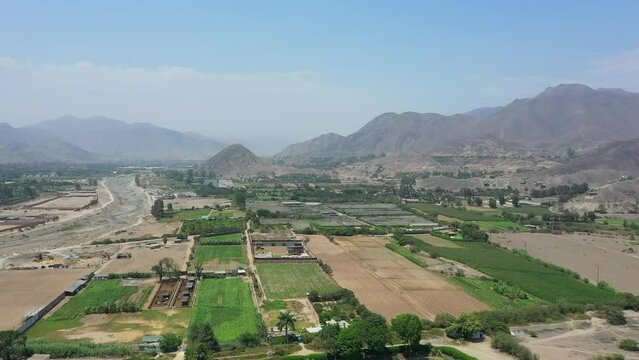 Paisaje rural tipo valle a las afueras de Lima Per&uacute;