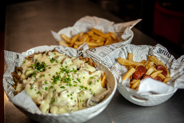 Papas fritas con acompañamientos, salchipapas, salsa de champiñones
