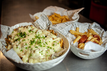 Papas fritas con acompañamientos, salchipapas, salsa de champiñones