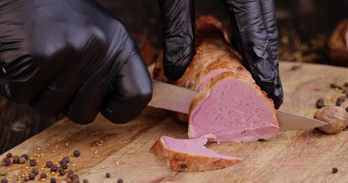 Cut pork meat into pieces, cooking meat that is cut with a sharp knife