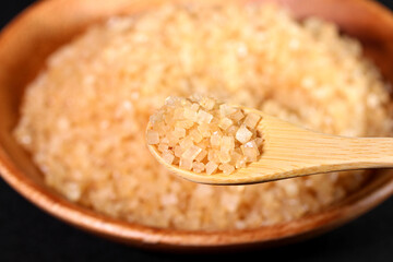 ザラ糖をスプーンですくう