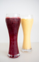 vasos de jugo de fruta