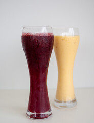 vasos de jugo de fruta