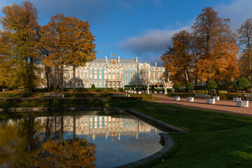 Obraz premium View of the Catherine Palace with a reflection in the Mirror Pond of the Catherine Park in Tsarskoye Selo on a sunny autumn day, Pushkin, Saint Petersburg, Russia