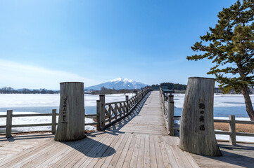 【青森県鶴田町】津軽富士見湖から岩木山の見える風景。湖は江戸時代、弘前藩が新田開発のため造らせた。