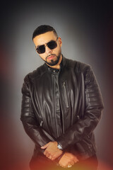 Obraz premium standing up with leather jacket and sunglasses on 