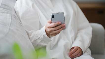 スマートフォンを操作するミドル女性..