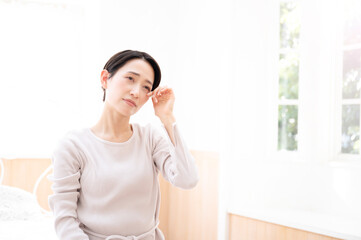 寝不足や花粉症のイメージに使える女性のアップ 右にコピースペースあり