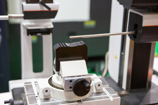 Hybrid Surface Texture Measuring System for surface roughness and contour measurement. Industry Manufacture.