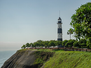 Vista del océano pacifico, faro de la marina en malecón Cisneros, Miraflores, en Lima Peru,...