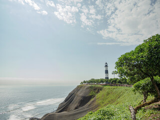 Vista del océano pacifico, faro de la marina en malecón Cisneros, Miraflores, en Lima Peru, Sudamérica © Prock86