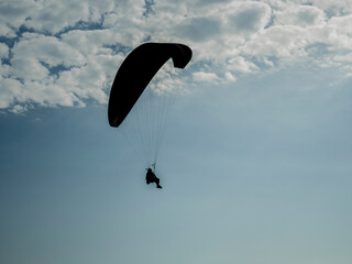 Silueta de vuelo en parapente, Perú, Sudamérica