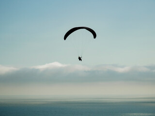 Silueta de vuelo en parapente, Perú, Sudamérica