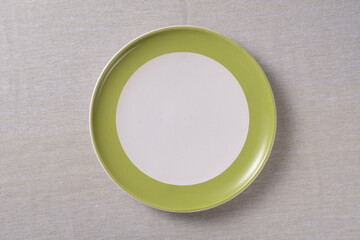 緑の縁の皿