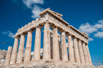 Obraz premium Ancient temple of parthenon with symmetrical columns at acropolis hill in Athens, Greece