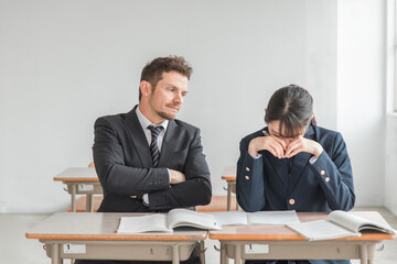 学校の授業・塾で成績低下に悩む中学生・高校生と欧米人の先生
