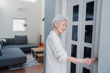ホームエレベーターを利用するシニアの女性
