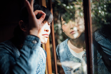 Obraz premium 手話を表す補聴器をつけた女性