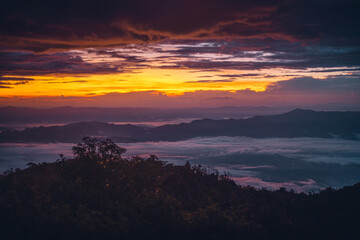 Obraz premium Mountains and scenery in the early morning