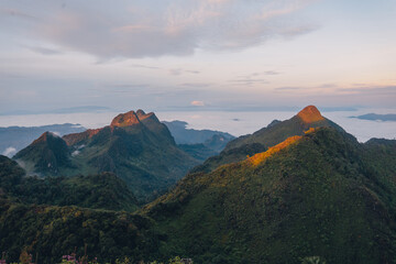 Obraz premium Mountains and scenery in the early morning